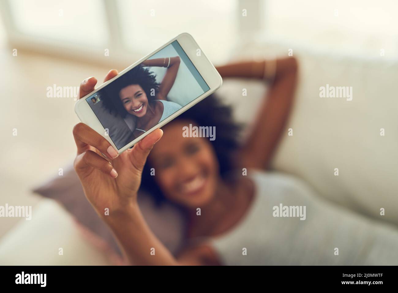 Glauben Sie an Ihr Selfie. Ausgeschnittene Aufnahme einer jungen Frau, die ein Foto von sich selbst macht. Stockfoto