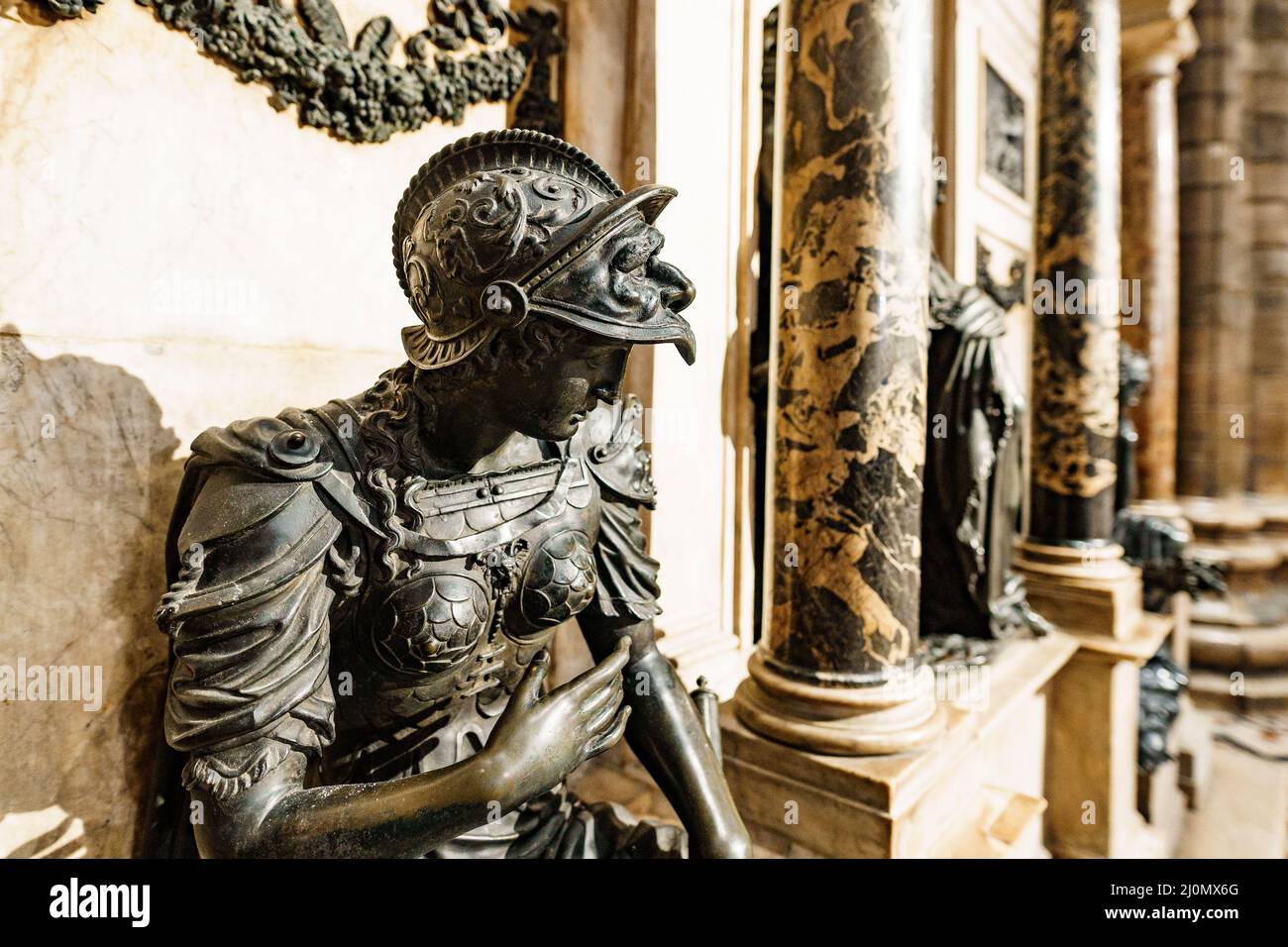 Skulptur des Militärs auf dem Altar von Gian Giacomo Medici im Dom. Mailand, Italien Stockfoto