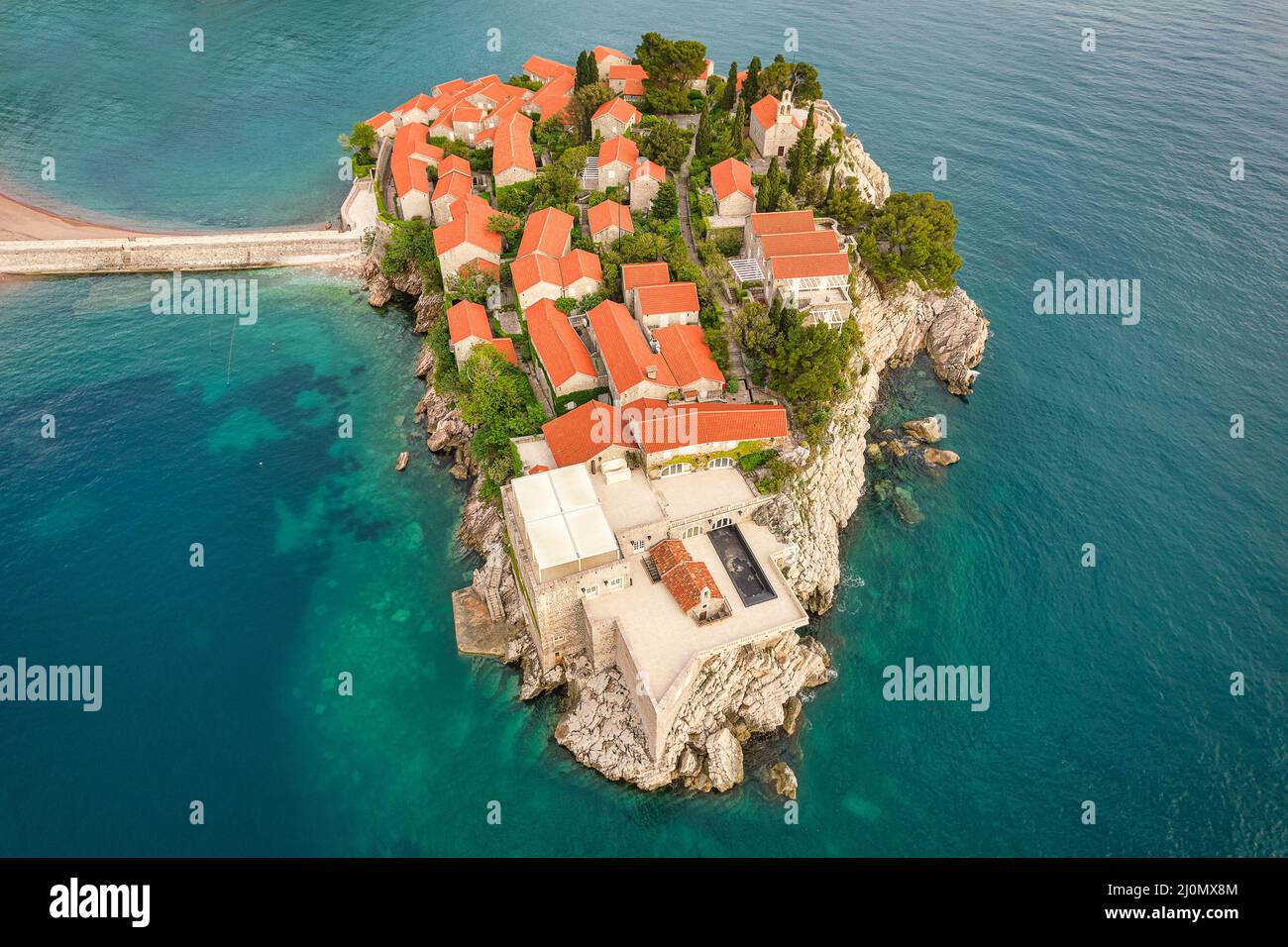 Luftaufnahme der berühmten Insel Sveti Stefan, luxuriöser Ferienort in Montenegro Stockfoto