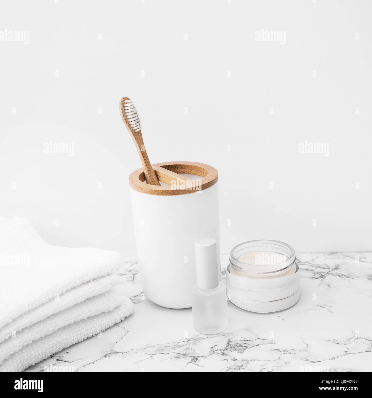 Pinsel Handtücher Nagellack feuchtigkeitsspendende Creme Marmor Oberfläche Stockfoto