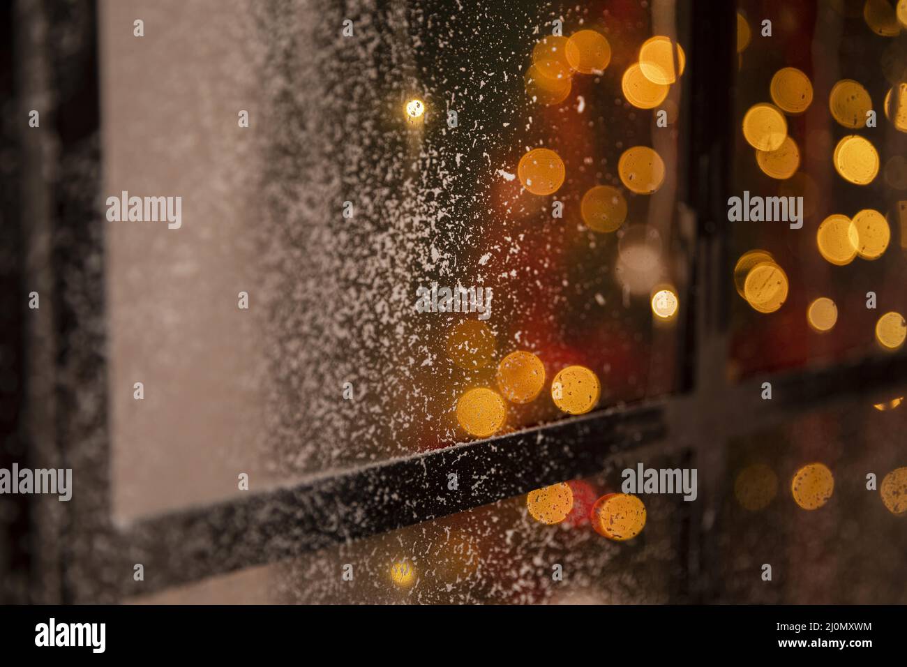 Bokeh-Effekt auf Fenster mit Schnee Stockfoto