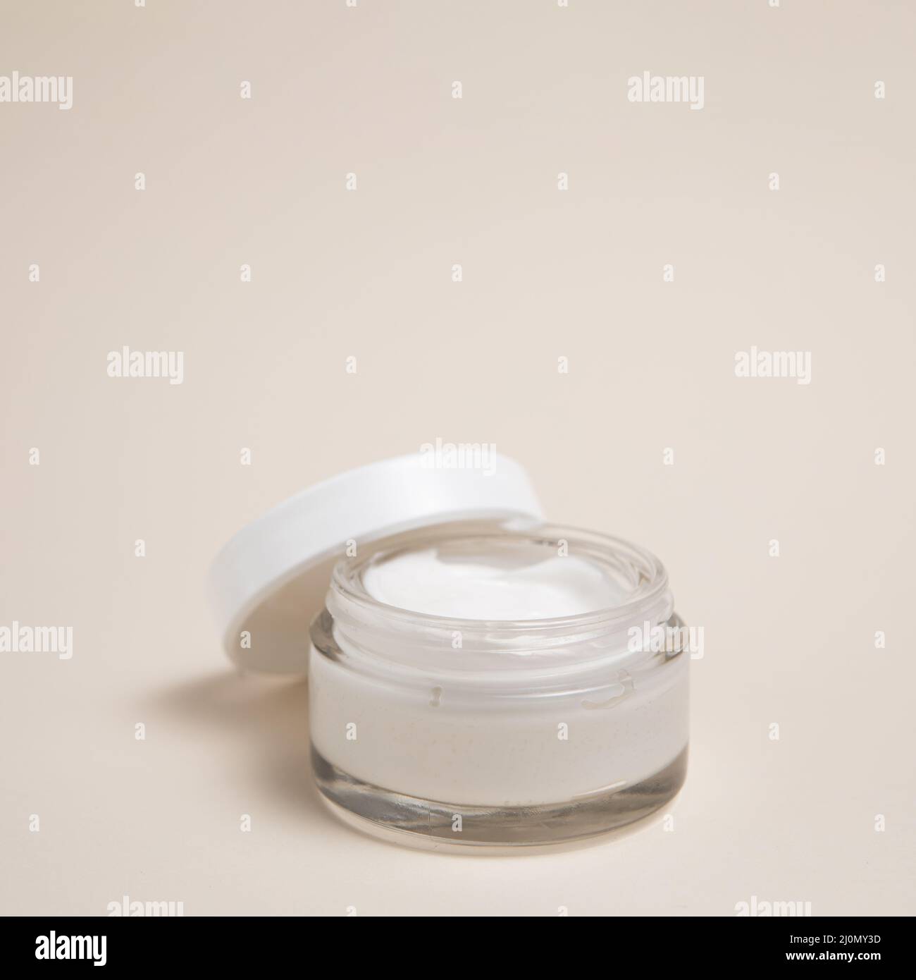 Nahaufnahme Körpercreme mit einfarbigem Hintergrund Stockfoto