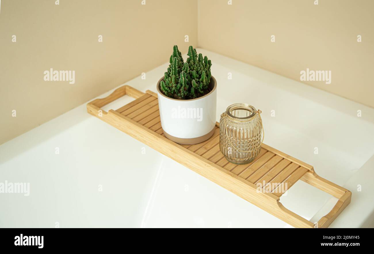 Holzregal für eine Nahaufnahme des Bades. Stockfoto
