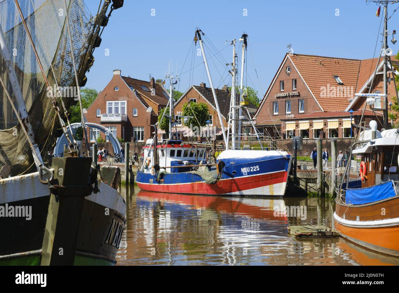 Fischerboot am Hafen von Neuharlingersiel, Ostfriesland, niedersachsen, Deutschland, Europa Stockfoto