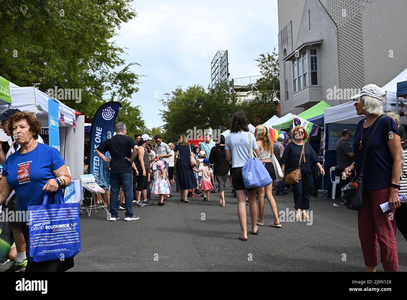 Menschenmassen zwischen den verschiedenen Ständen beim in One Voice Jewish Culture Street Festival in der Selwyn Street Stockfoto