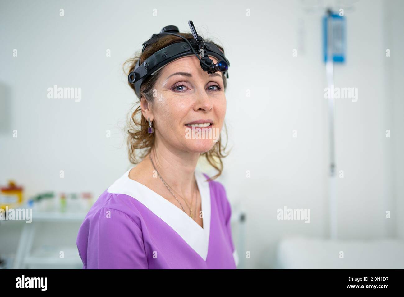 Professionelle Otolaryngologe in der modernen Klinik. Porträt einer Otolaryngologin oder Audiologin. Gesundheitsberufe. Ent d Stockfoto