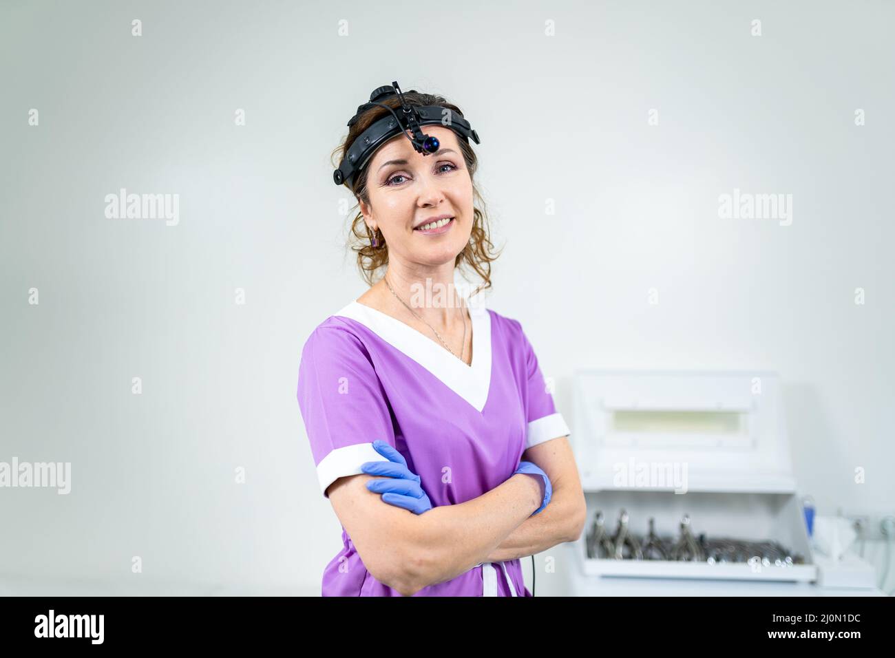 Beruf Medizinindustrie. Portrait einer HNO-Ärztin, die vor der Untersuchung des Patienten im Büro posiert. Arzt in hellen Farben Stockfoto