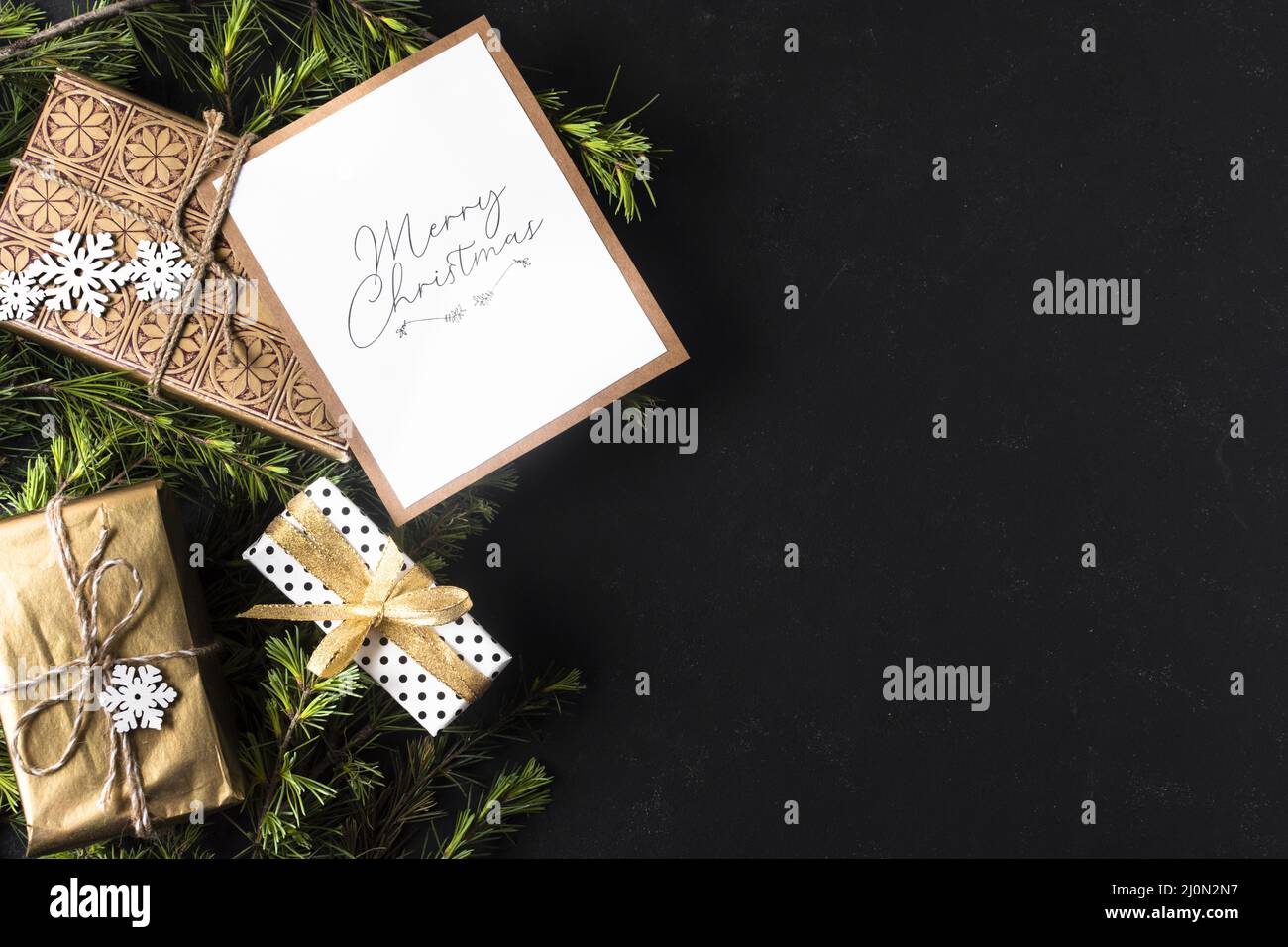 Weihnachtsdekoration mit eingepackten Geschenken kopieren Raum Stockfoto