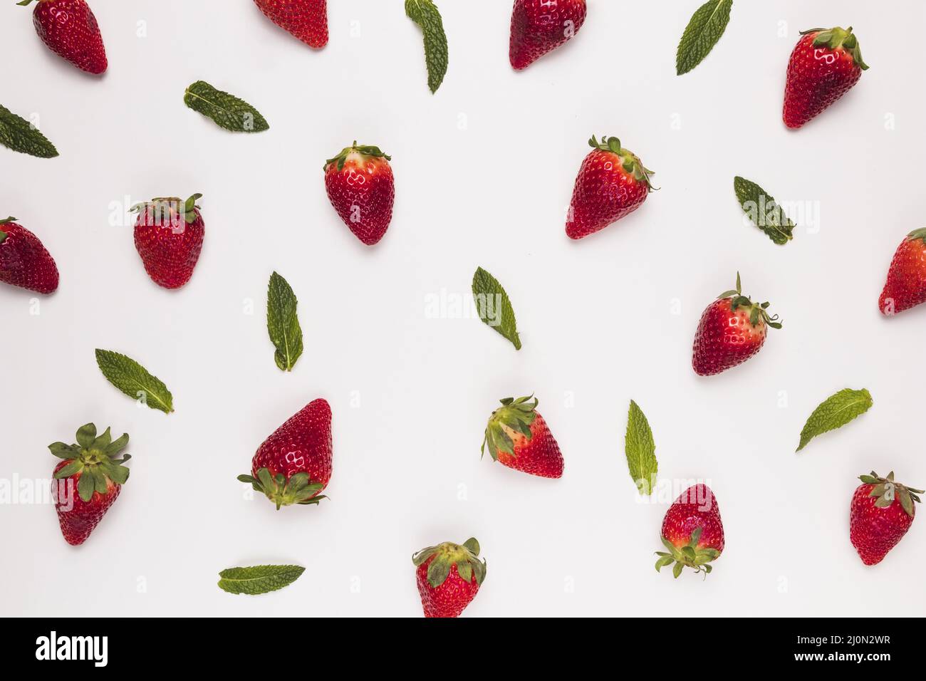 Helle saftige Erdbeeren grüne Blätter weißen Hintergrund Stockfoto