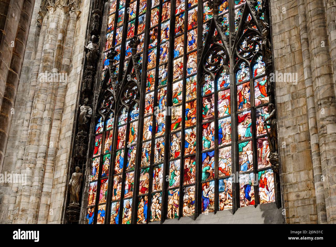 Farbige Buntglasfenster zu religiösen Themen im Dom. Italien, Mailand Stockfoto