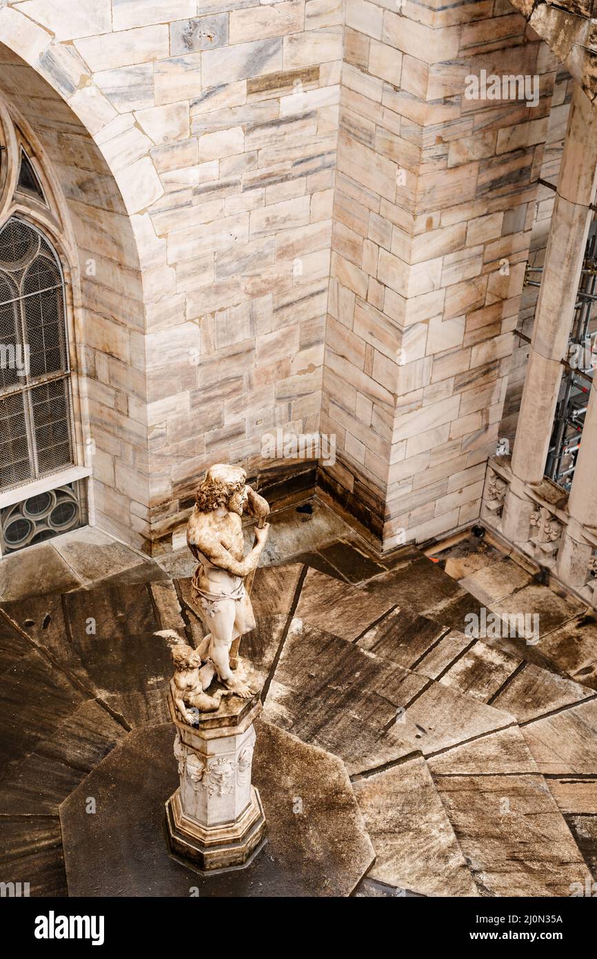 Skulptur eines Mannes in einem Lendenschurz auf dem Sockel des Doms. Italien, Mailand Stockfoto