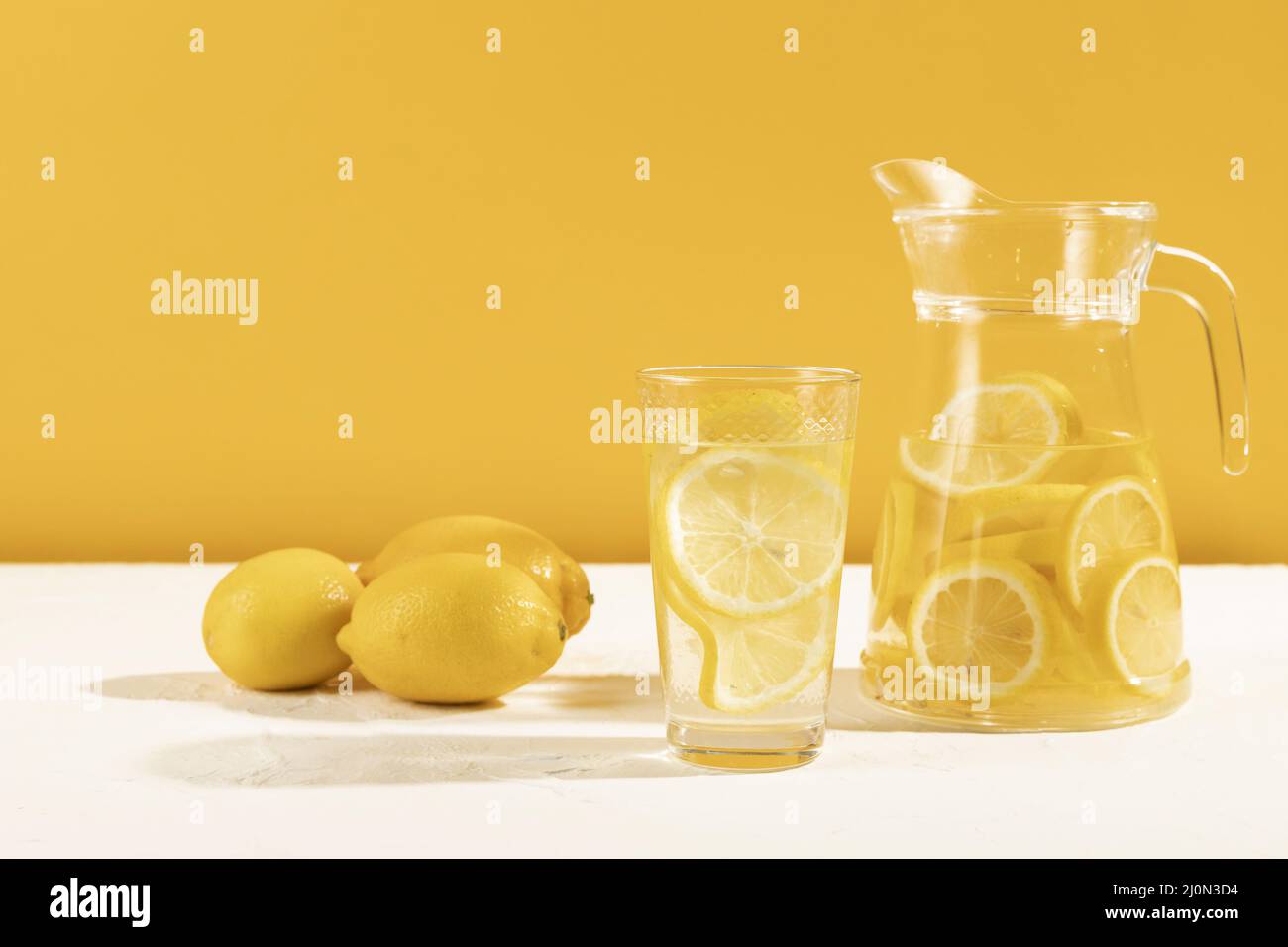 Glastisch mit frischer Limonade Stockfoto