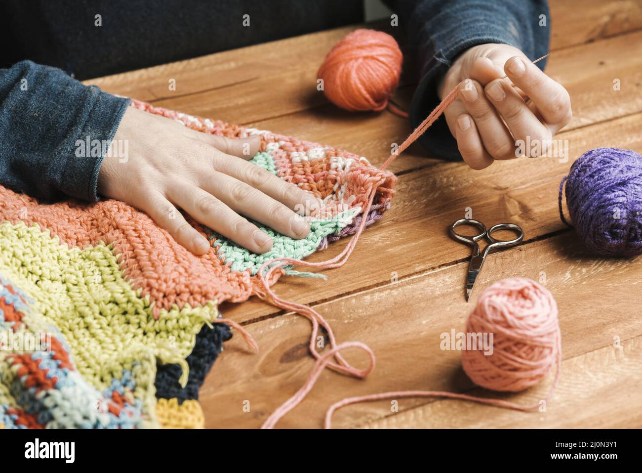 (1)Nahaufnahme, um das Webstück zu beenden Stockfoto