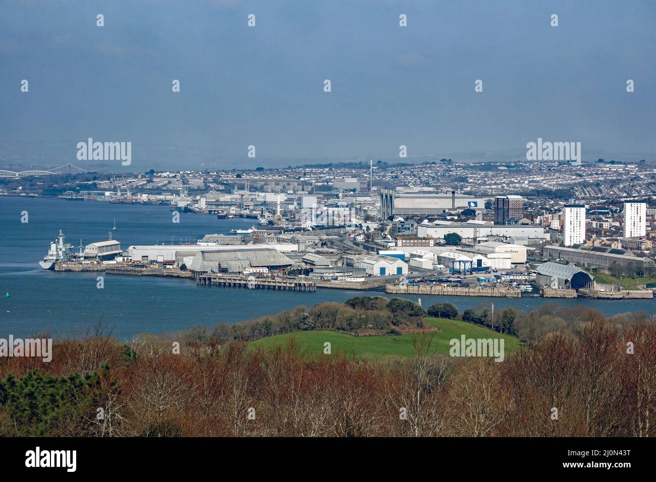 South Yard Devonport wurde im März 2021 in den Freeport-Status für Plymouth aufgenommen. Hier von einem Aussichtspunkt aus gesehen, der auch die einbezieht Stockfoto