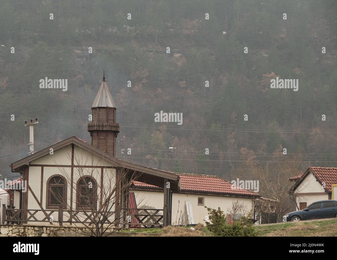 Kleine Moscheen und hölzernes Minarett und Weitwinkelblick auf die Natur in Safranbolu Stockfoto