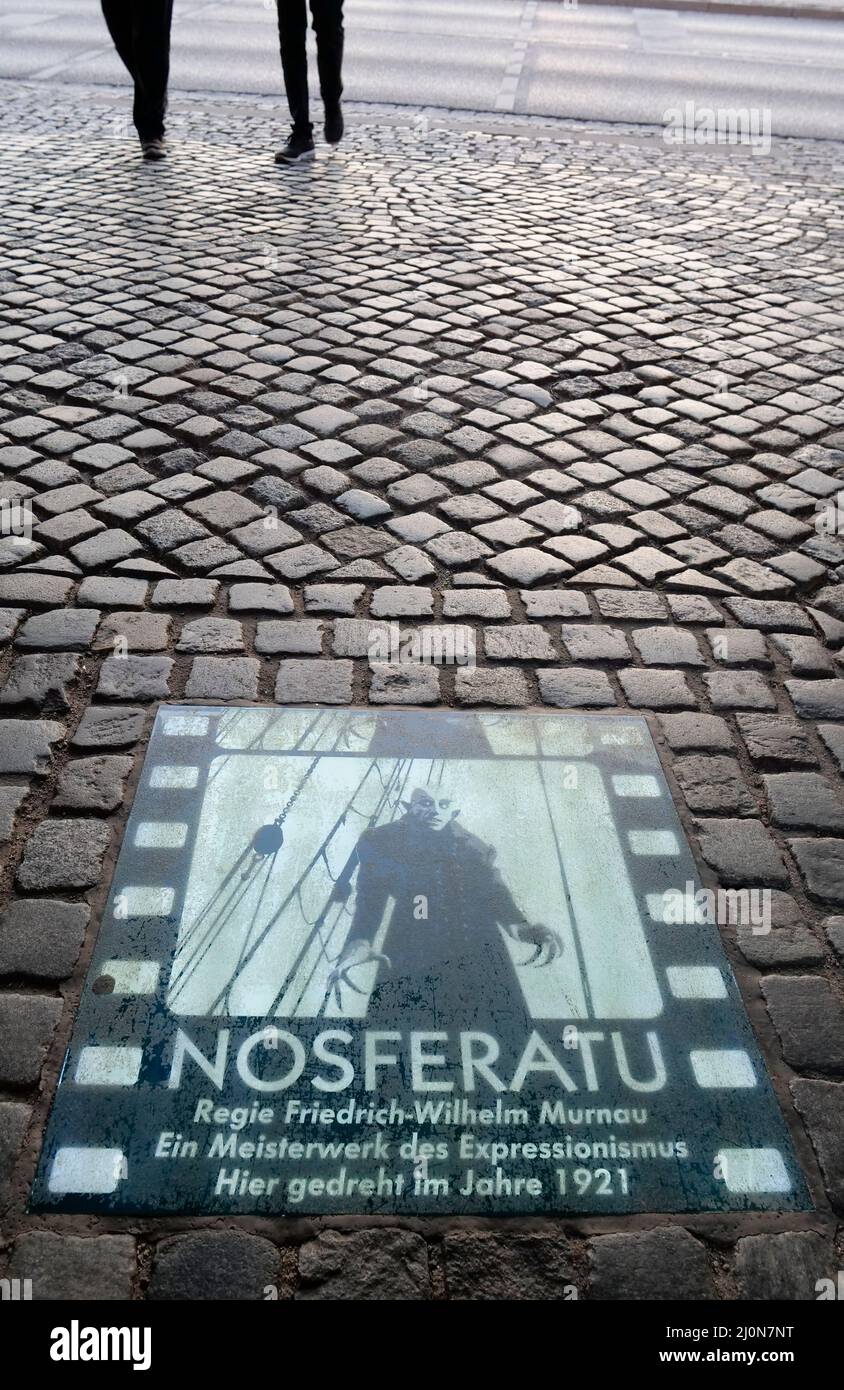 DEUTSCHLAND, Wismar an der Ostsee, Gedenktafel für den deutschen Klassiker Nosferatu von Friedrich-Wilhelm Murnaus am alten hanseatic Wassertor am Hafen, Teile des Stummfilms wurden 1921 in der historischen Altstadt gedreht, Das Thema des Films ist eine Vampirgeschichte, inspiriert durch das Buch Dracula von Bram Stoker / DEUTSCHLAND, Wismar, die historische Altstadt ist UNESCO Welterbe, Wassertor am Spiegelberg am Hafen, Infotafel zum deutschen Film Nosferatu, hier wurden 1921 Teile des Stummfilm Klassiker NOSFERATU von Friedrich-Wilhelm Murnau gedreht Stockfoto