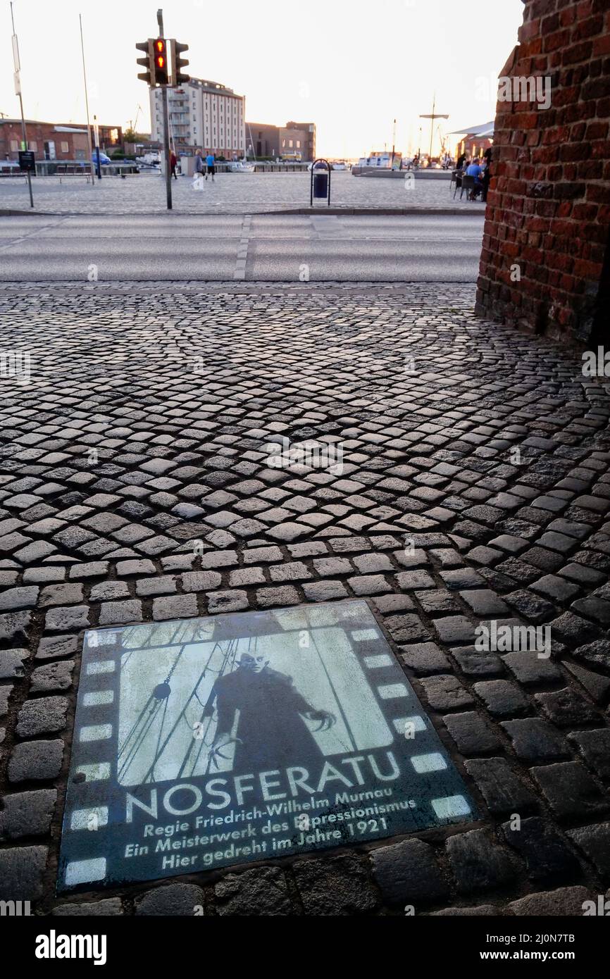 DEUTSCHLAND, Wismar an der Ostsee, Gedenktafel für den deutschen Klassiker Nosferatu von Friedrich-Wilhelm Murnaus am alten hanseatic Wassertor am Hafen, Teile des Stummfilms wurden 1921 in der historischen Altstadt gedreht, Das Thema des Films ist eine Vampirgeschichte, inspiriert durch das Buch Dracula von Bram Stoker / DEUTSCHLAND, Wismar, die historische Altstadt ist UNESCO Welterbe, Wassertor am Spiegelberg am Hafen, Infotafel zum deutschen Film Nosferatu, hier wurden 1921 Teile des Stummfilm Klassiker NOSFERATU von Friedrich-Wilhelm Murnau gedreht Stockfoto
