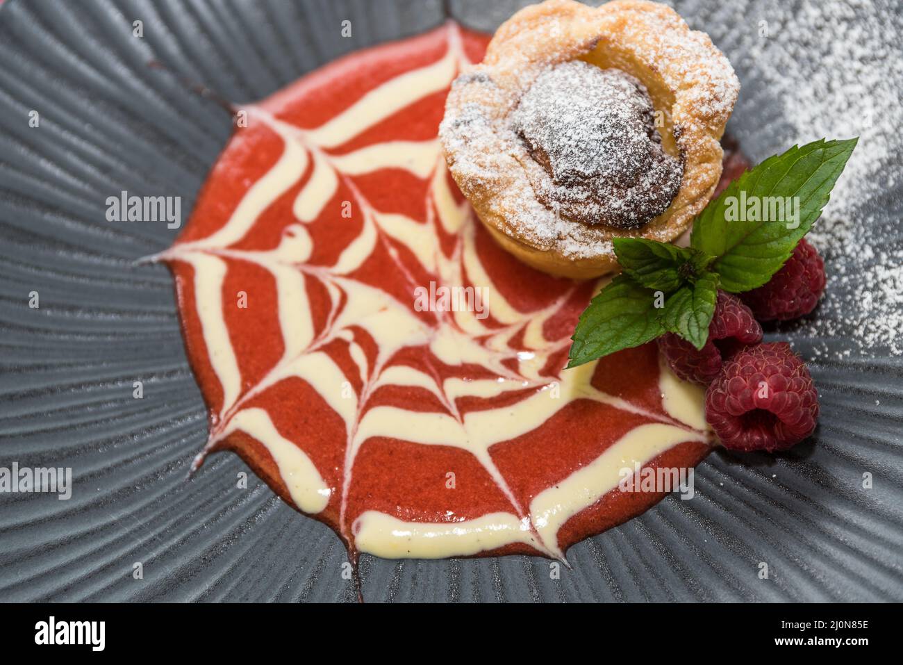 Pasteis de Nata - Pudding Tartlets mit Fruchtsauce Stockfoto