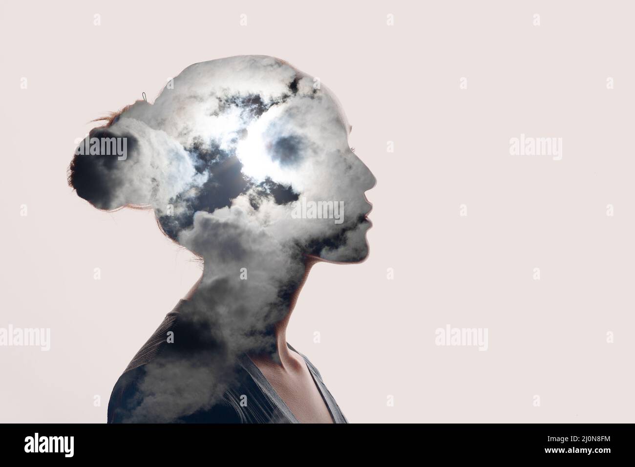 Psychologiekonzept. Sonnenaufgang und Frau Silhouette Kopf Stockfoto