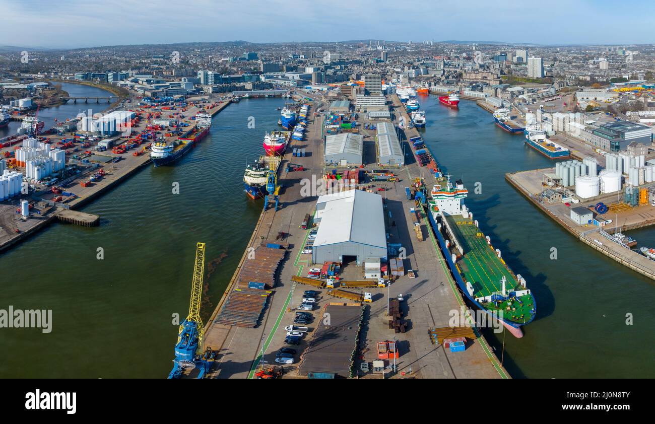 Luftaufnahme von der Drohne des Hafens und Hafens von Aberdeen, der Drehscheibe für die Offshore-Service-Industrie in der Nordsee für Öl und Gas, Aberdeenshire, Schottland, Großbritannien, ist Stockfoto