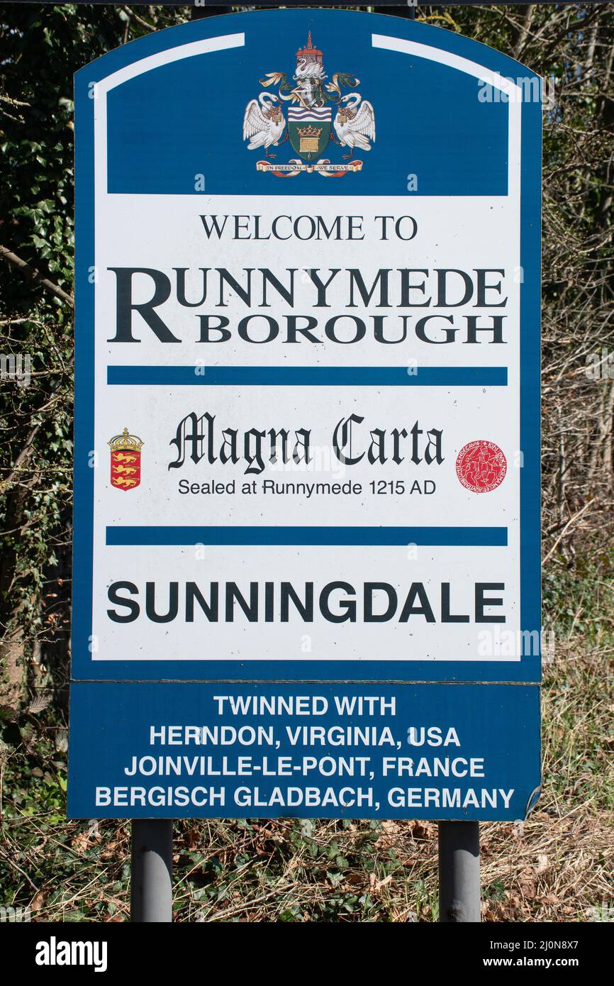 Sunningdale Zeichen, willkommen in Runnymede Borough, berühmt für die Unterzeichnung der Magna Carta, an der Grenze zu Surrey, in England, Großbritannien Stockfoto
