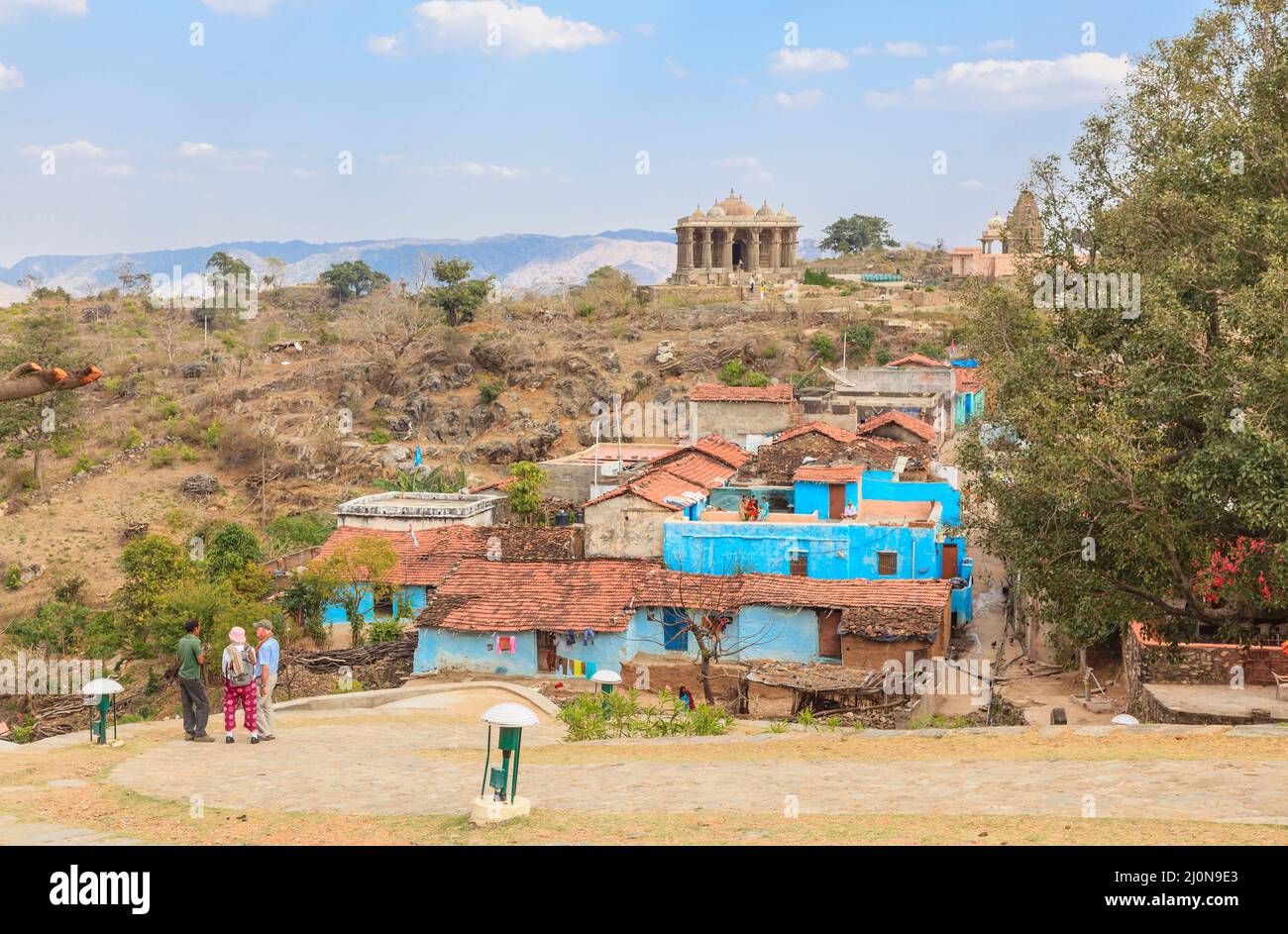 Blick von Kumbhalgarh (Kumbhal Fort), eine Mewar Festung, der Neelkanth Mahadev Tempel und Vedi Tempel, Rajsamand Bezirk in der Nähe von Udaipur, Rajasthan, Indien Stockfoto