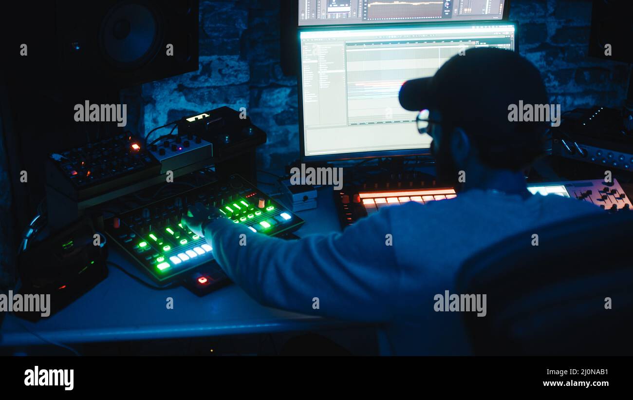 Nahaufnahme des Musikproduzenten, der sich auf die Arbeit konzentriert Stockfoto