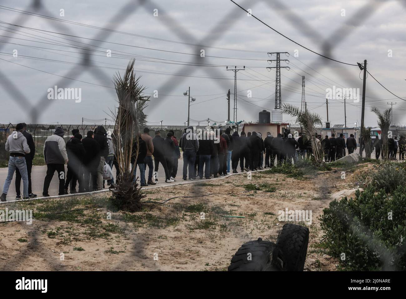 Beit Hanoun, Palästinensische Gebiete. 20. März 2022. Palästinensische Arbeiter warten am Grenzübergang Erez, als sie Beit Hanoun im nördlichen Gazastreifen verlassen, um in Israel zu arbeiten. Israel bereitet sich darauf vor, 2.000 Arbeitsgenehmigungen für die in Gaza lebenden Palästinenser auszustellen, wodurch die Gesamtzahl der Beschäftigten auf israelischer Seite auf 12.000 erhöht wird. Kredit: Mohammed Talatene/dpa/Alamy Live Nachrichten Stockfoto