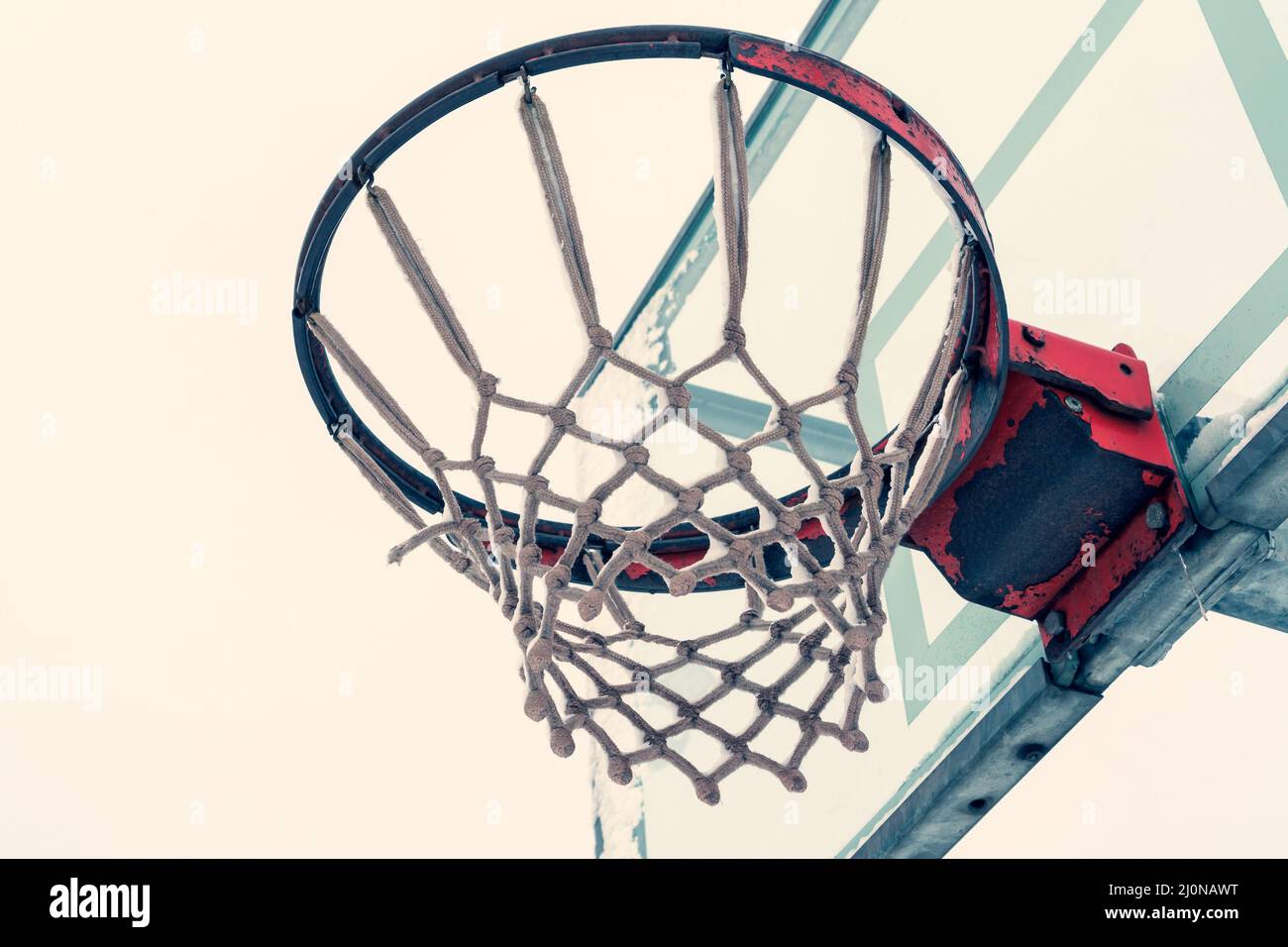 Basketballring und -Brett mit weißem Netz Stockfoto