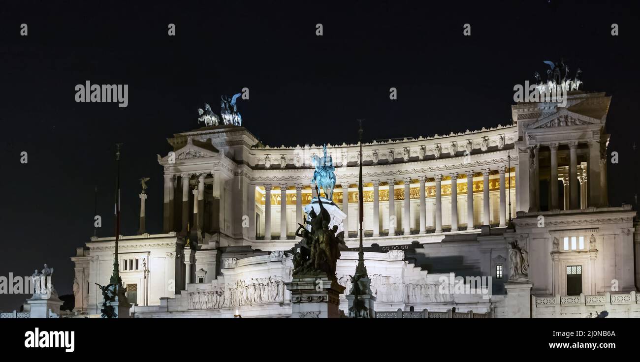 Blick auf den Vittoriano bei Nacht auf der Piazza Venezia in Rom. Stockfoto