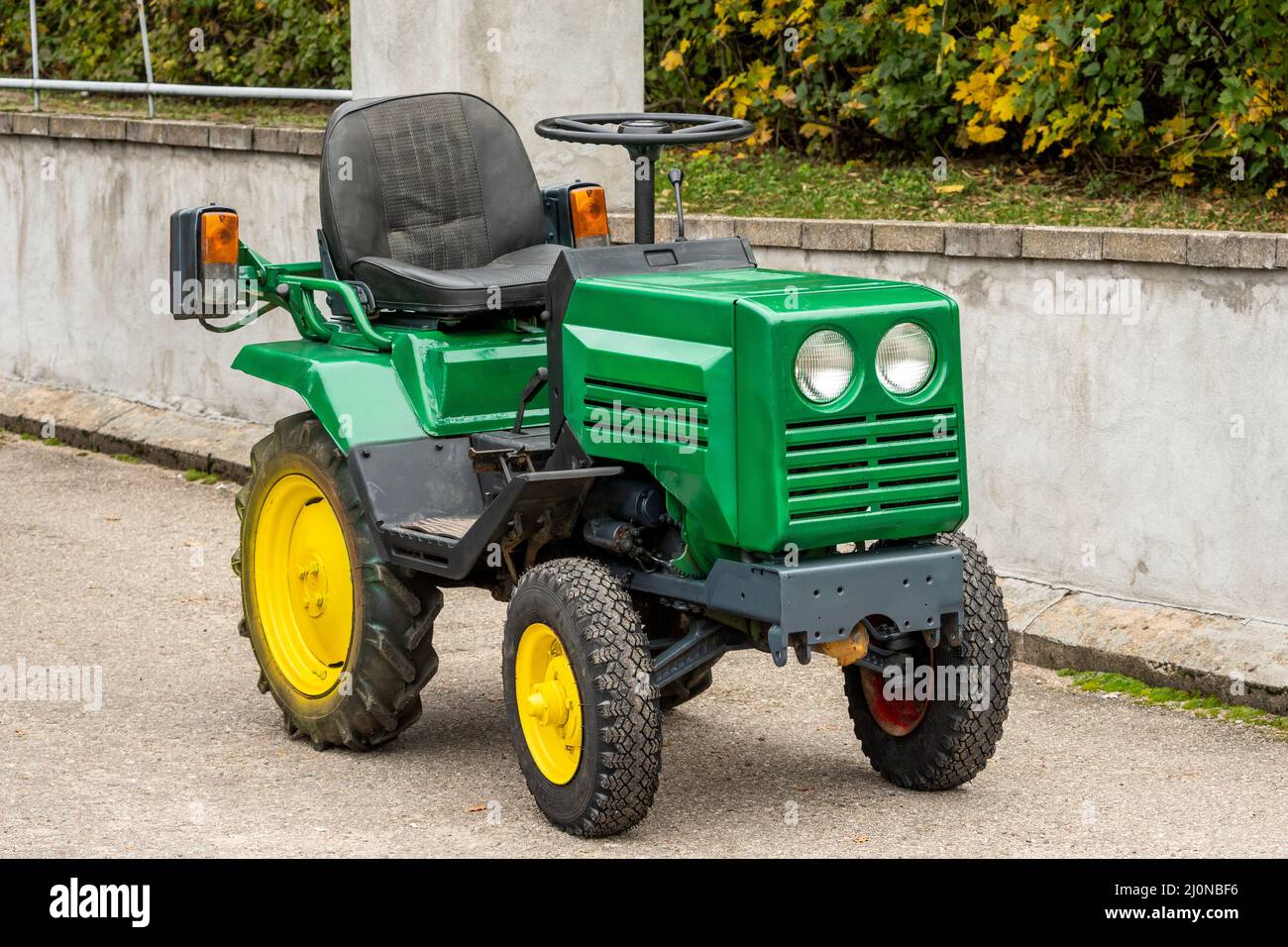 Grüner Minitraktor Stockfoto