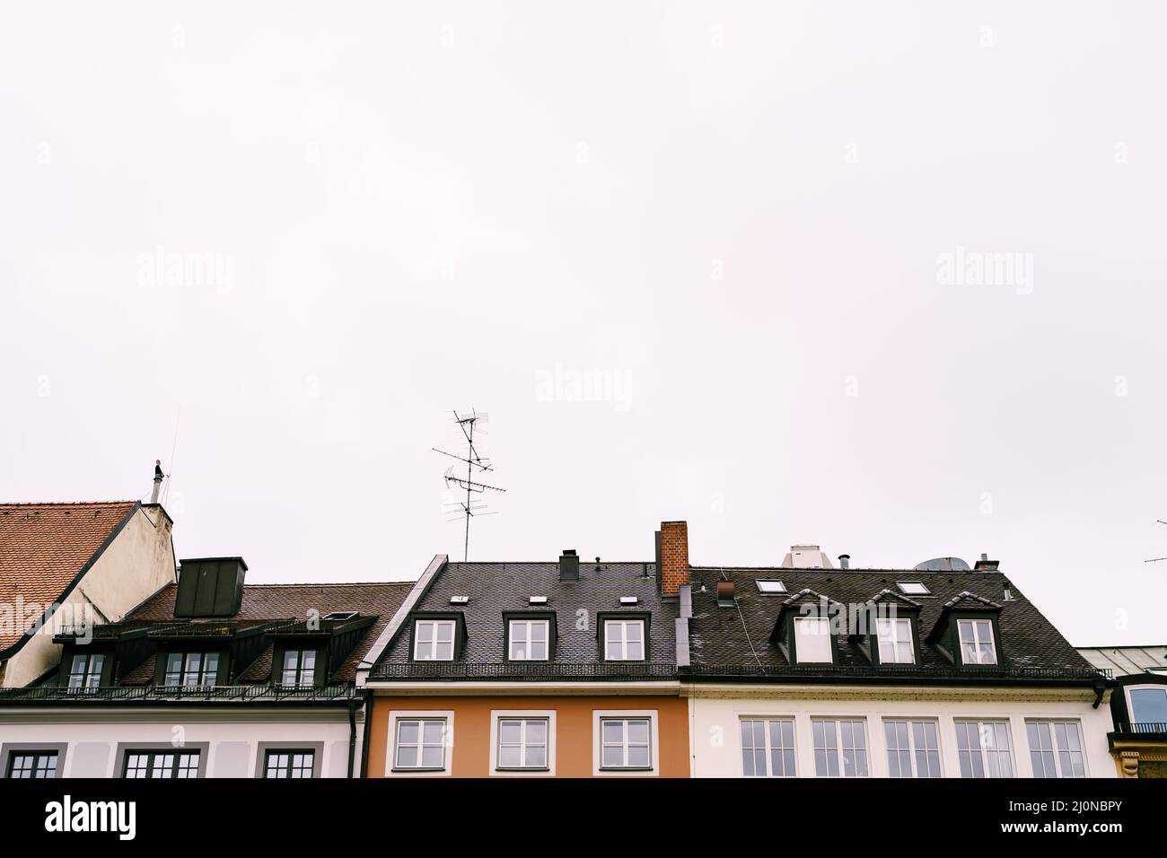 Fenster auf den Dächern alter Häuser am Marienplatz, München Stockfoto