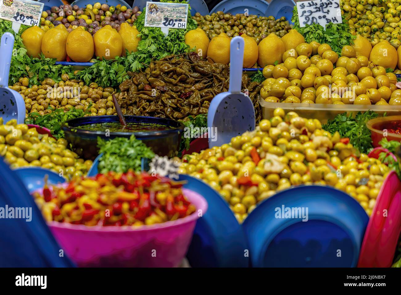 Kleine Früchte, Fleisch Und Gemüse Werden Auf Dem Offenen Markt In Der Stadt Fes, Marokko, Afrika, Verkauft Stockfoto