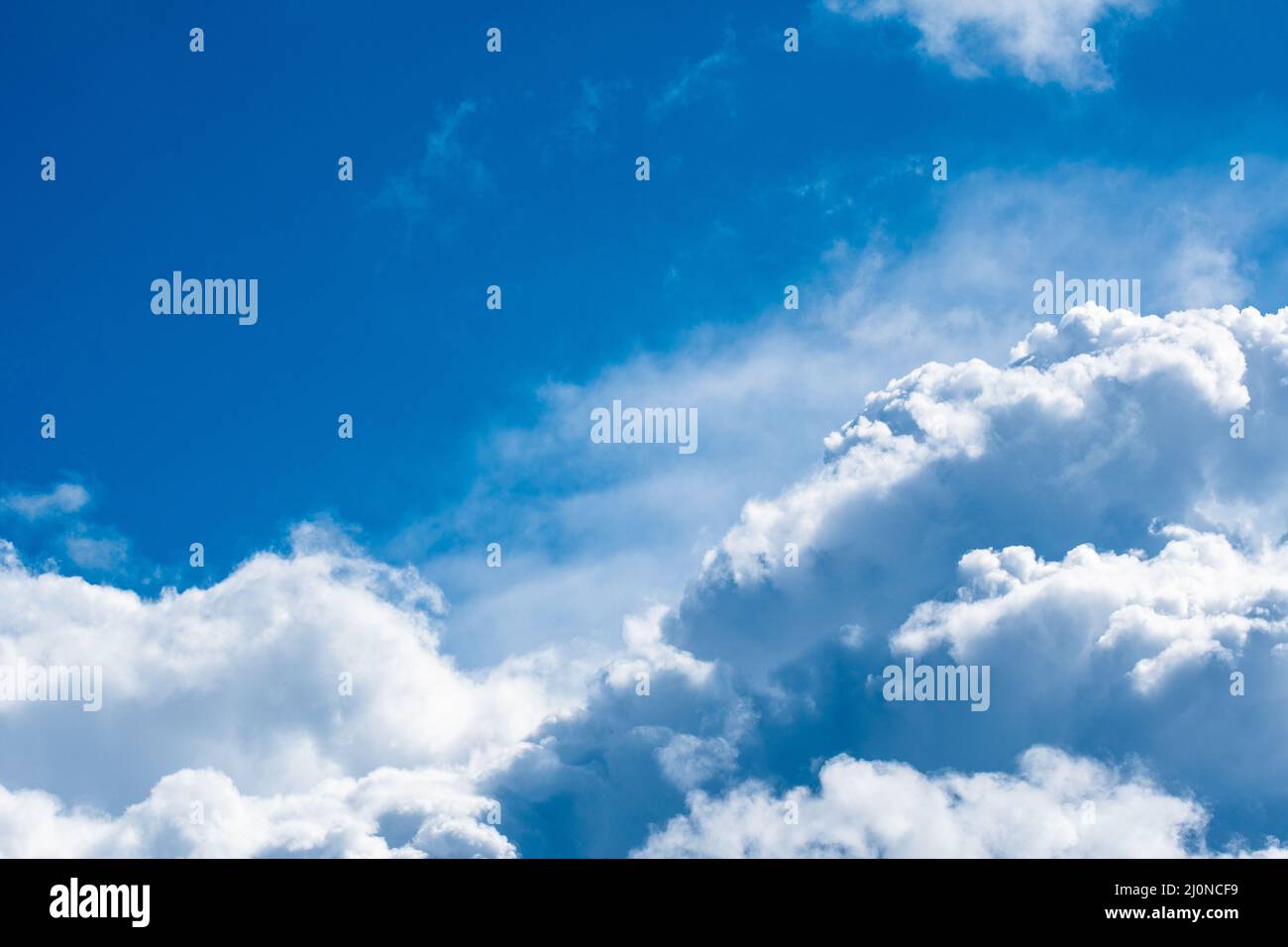 Himmel mit weißen Wolken Stockfoto