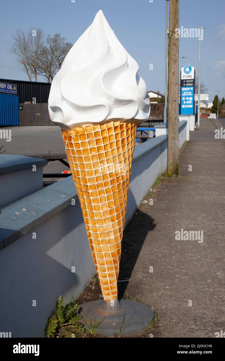 Eiscreme-Kornett in der Birdy Oils Garage in Carrickmacross Stockfoto