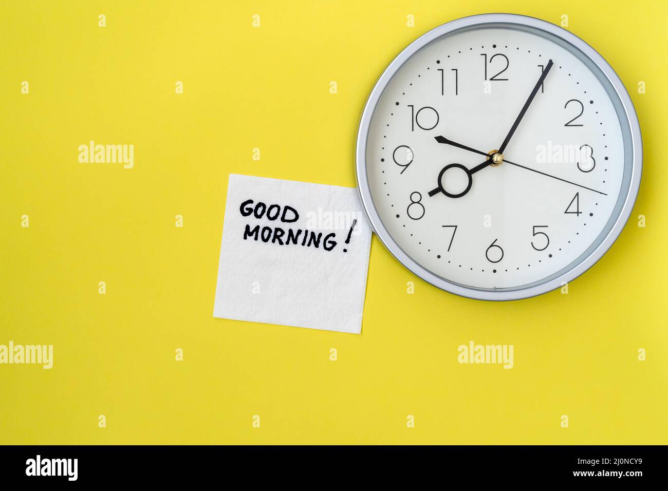 Klassische Wanduhr mit „GOOD MORNING Note“ Stockfoto