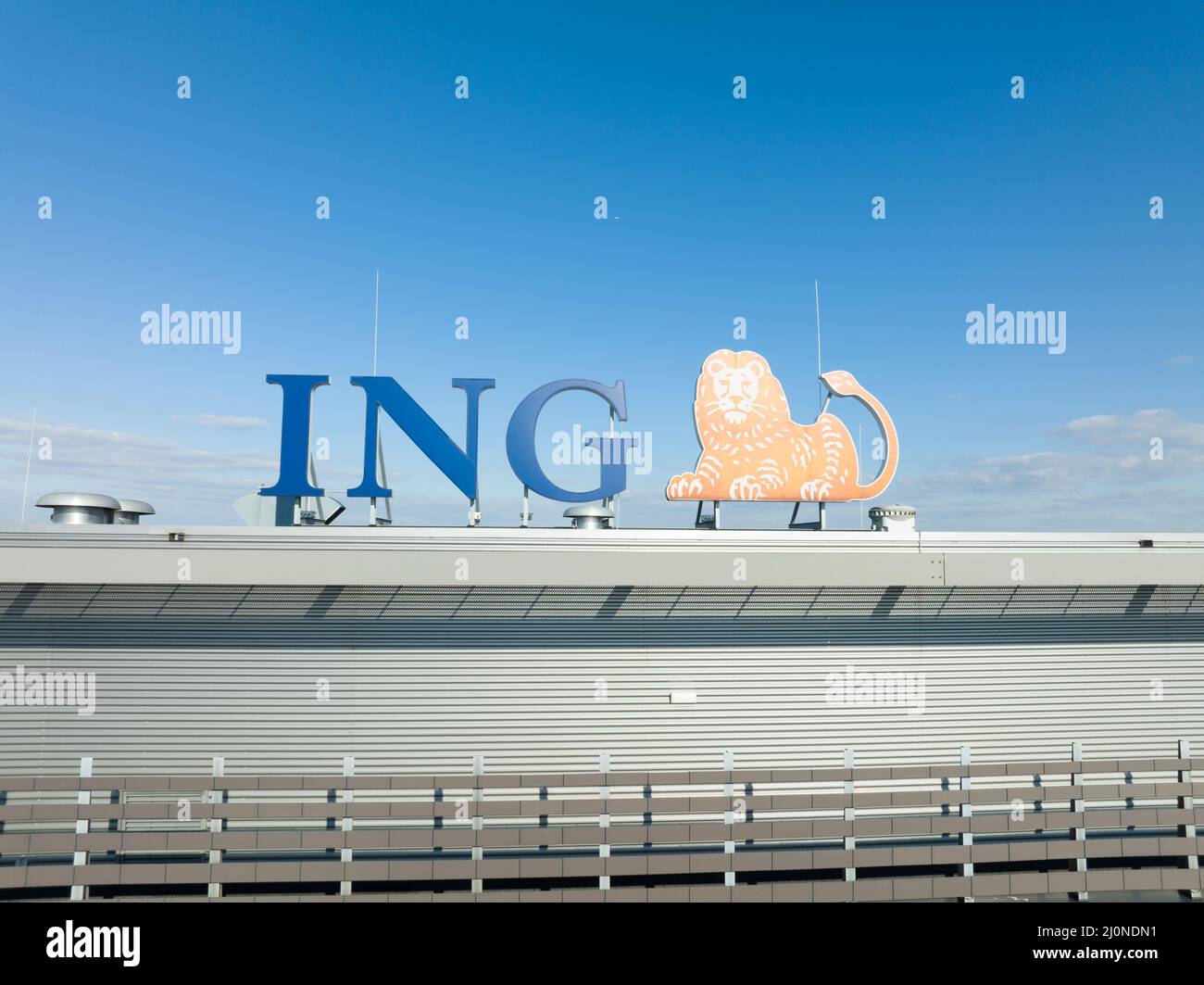 Amsterdam, 6.. März 2022, Niederlande. DAS BÜRO des internationalen Geschäftsbanken und das Logo auf einem Bürogebäude Stockfoto