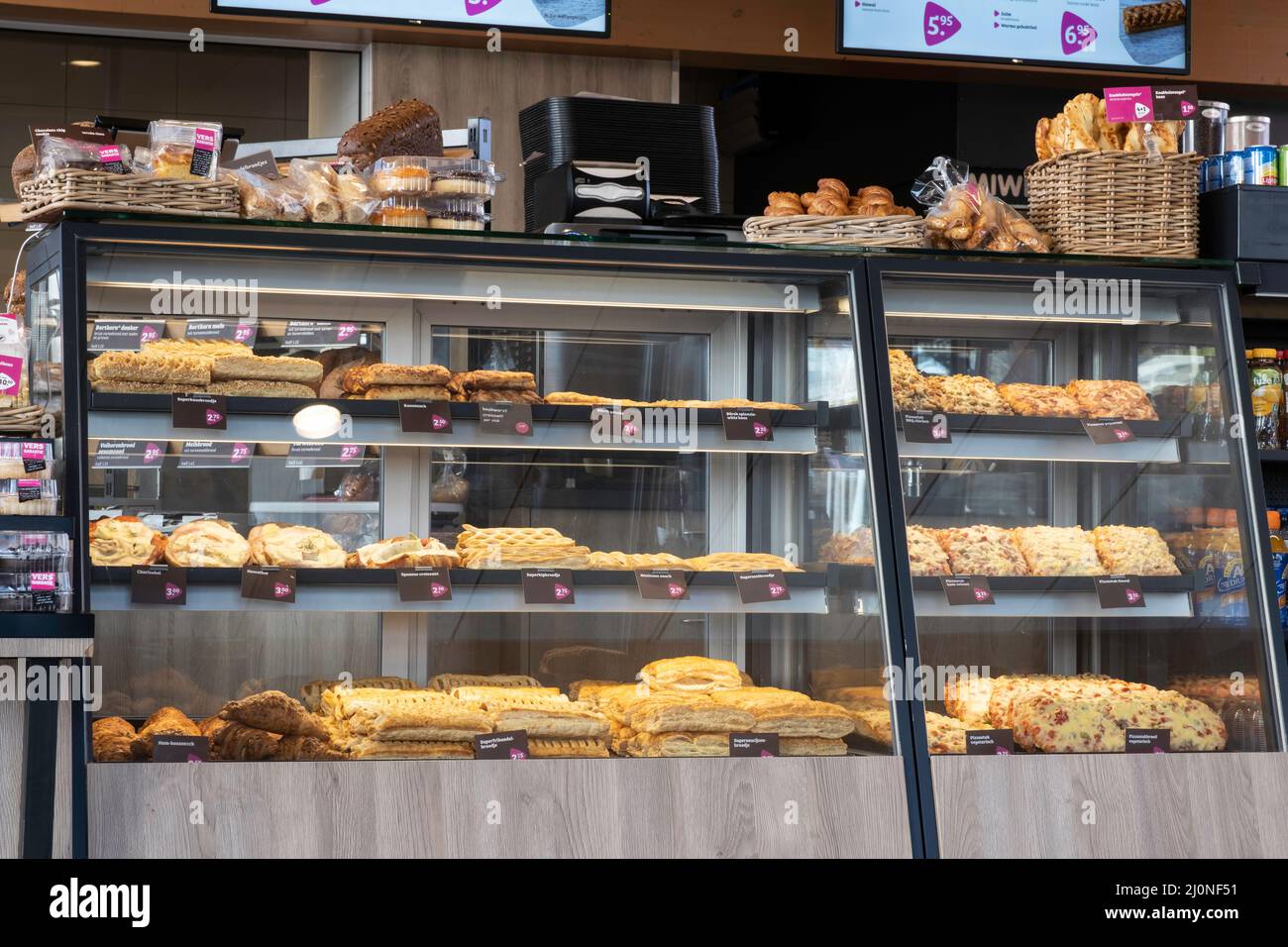 Vitrine aus Glas im Geschäft und Restaurant „Bakker Bart“ in der niederländischen Stadt Emmen. „Bakker Bart“ ist die größte Bäckerei-Kette in den Niederlanden Stockfoto