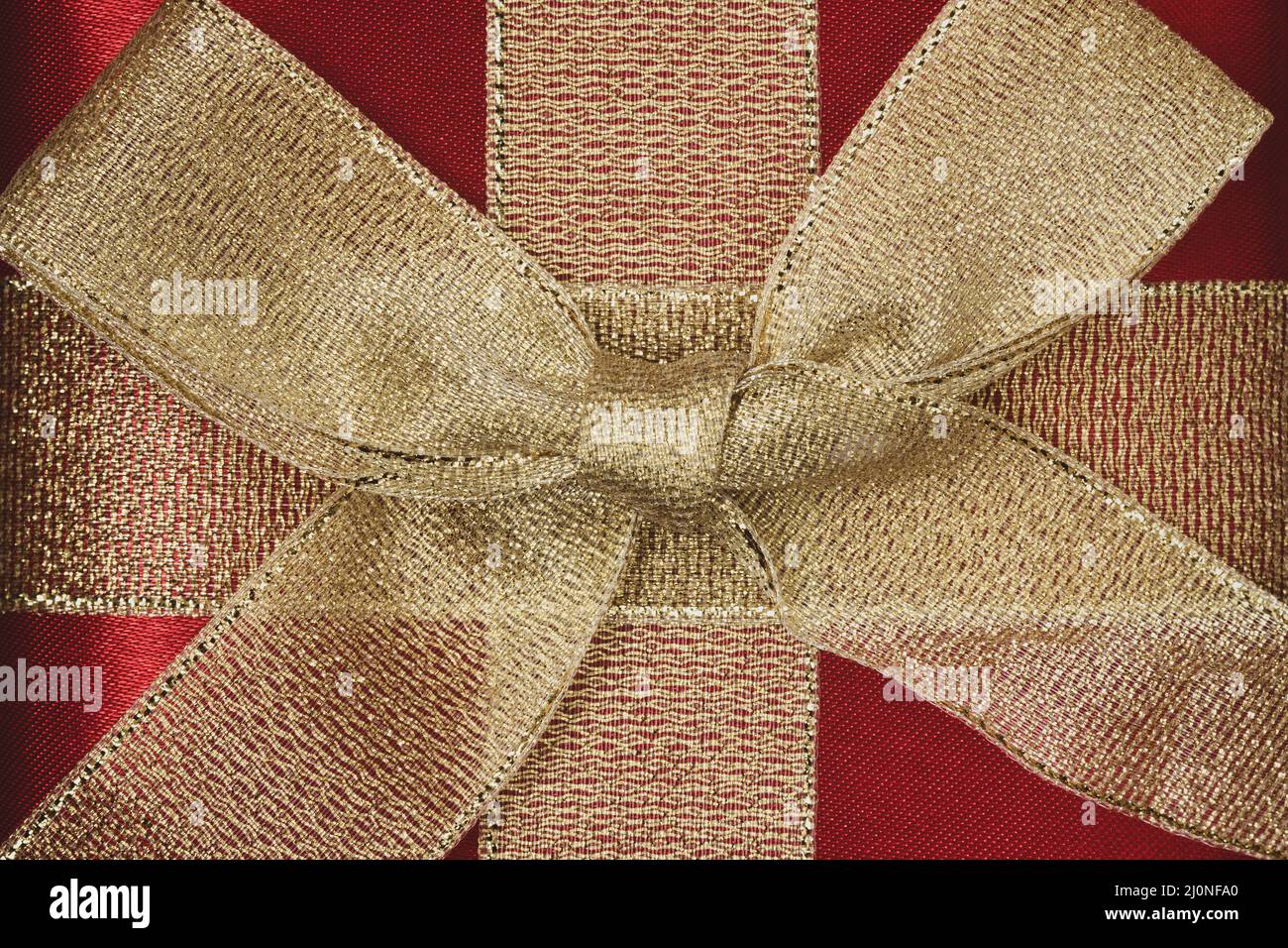 Geschenkbox rotes Paket mit goldgelber Schleife Stockfoto