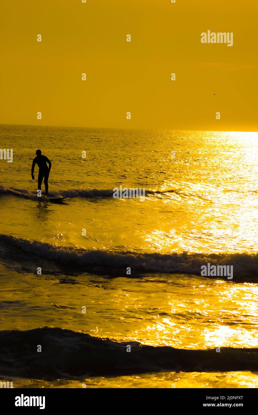Surfer Silhouette und Dämmerung der Kamakura Küste Stockfoto