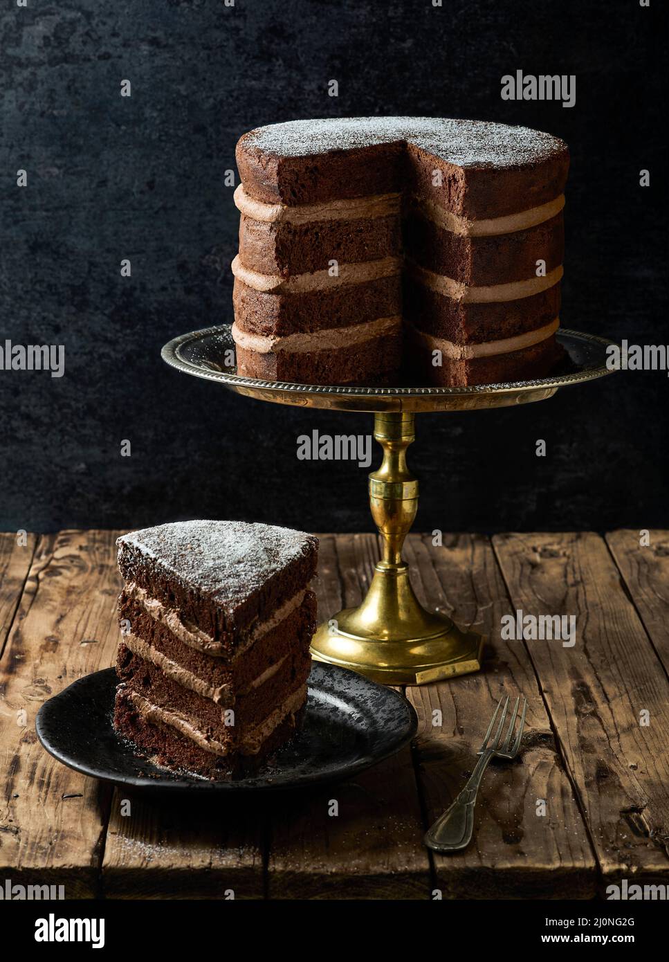 Schokoladenkuchen gefüllt mit Moka Mousse. Stockfoto