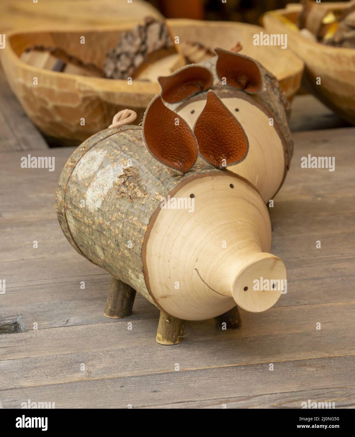 Holzfigur des Waldschweins. Handgefertigte Zimmerdekoration. Schwein Spielzeug mit Lederohren. Stockfoto