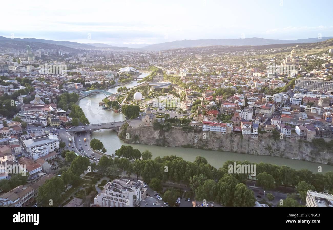 Tiflis Stadtzentrum an hellen sonnigen Tag Luftdrohne Ansicht Stockfoto