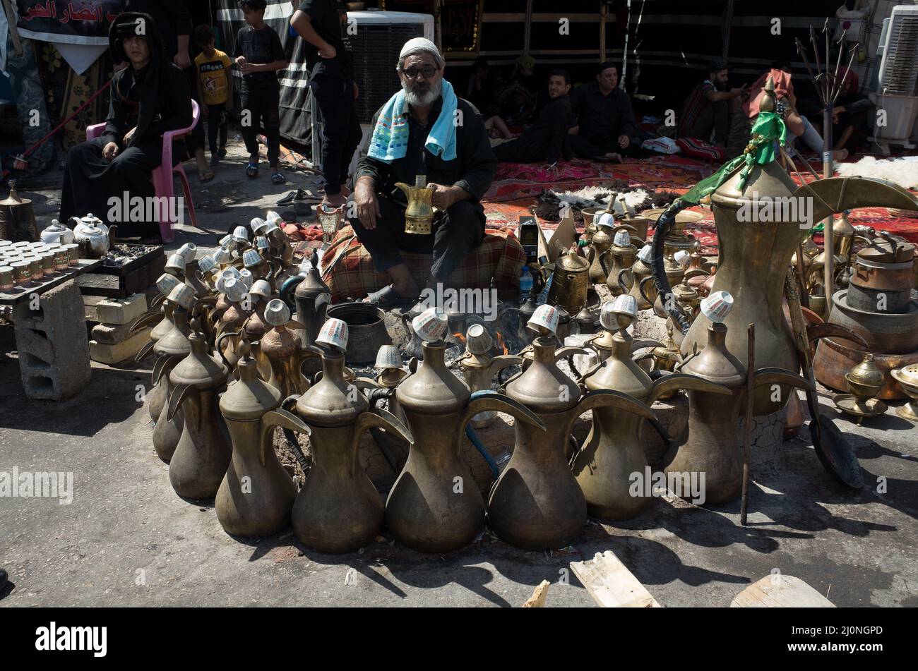 Karbala Arba'een: Arabische Kaffeekannen. Stockfoto