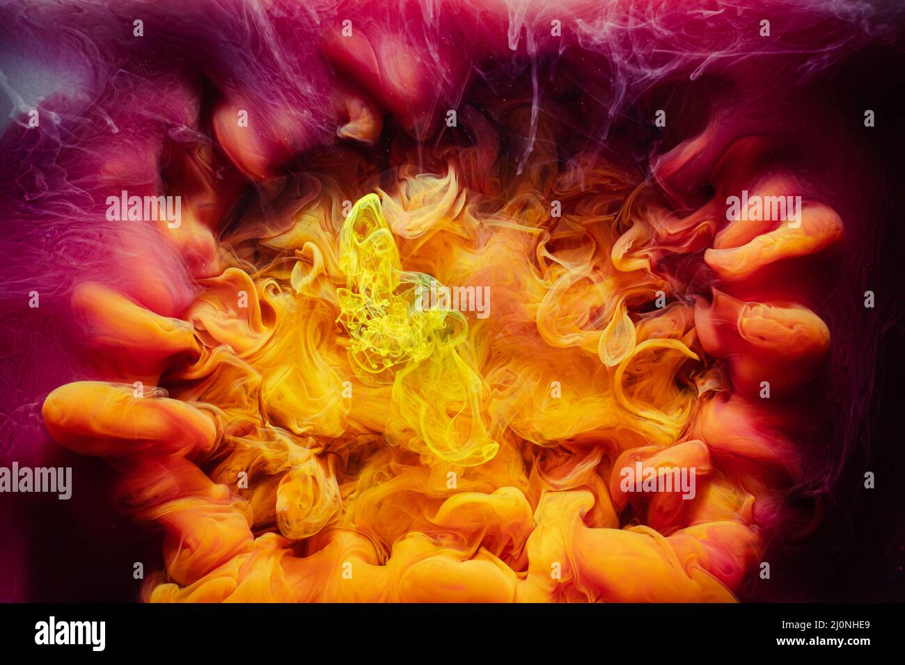 Kreative Hintergrundmagie buchstabieren magenta gelb Stockfoto