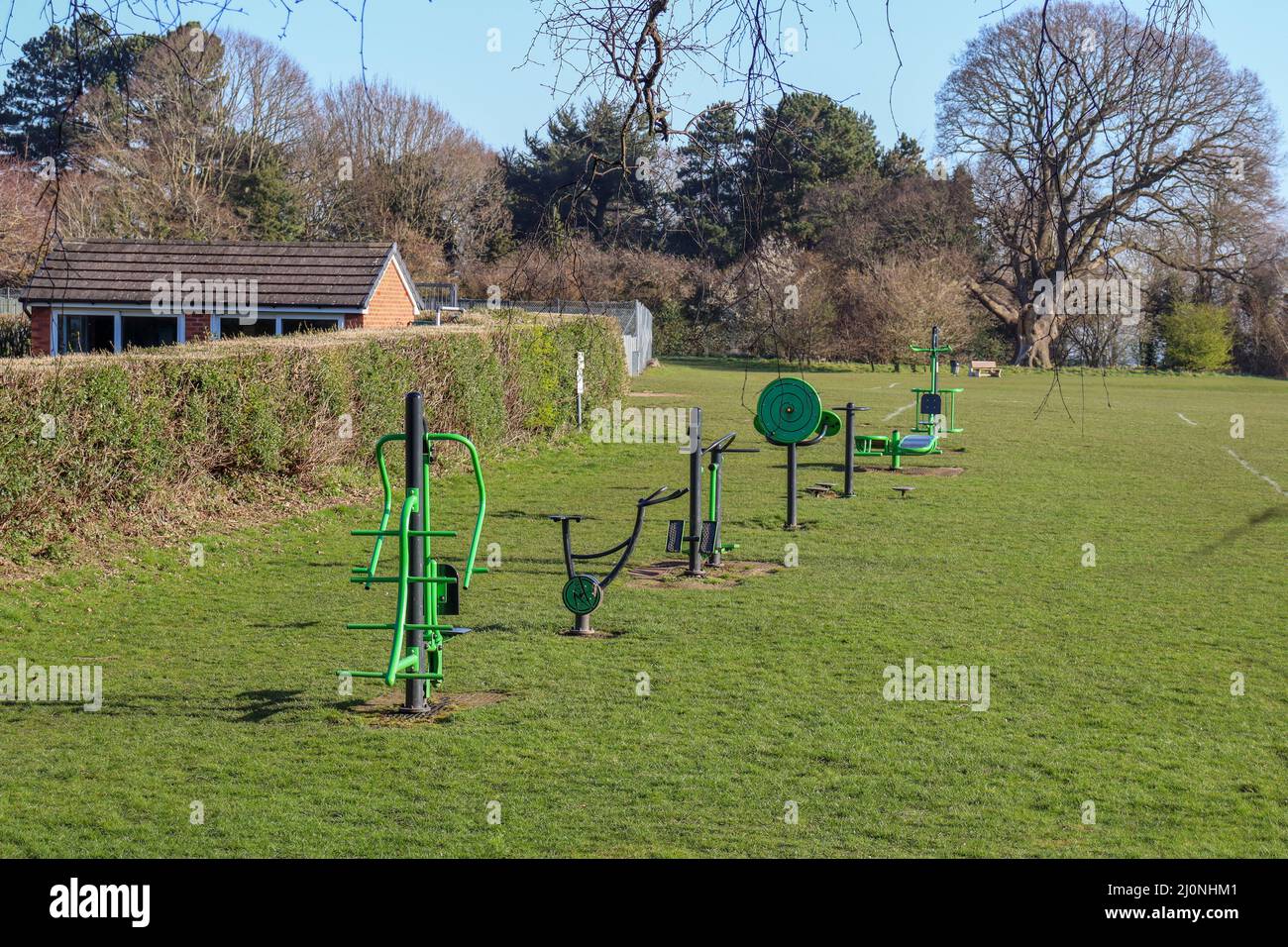 Fitnessstudio im Freien in einem Park vor Ort Stockfoto