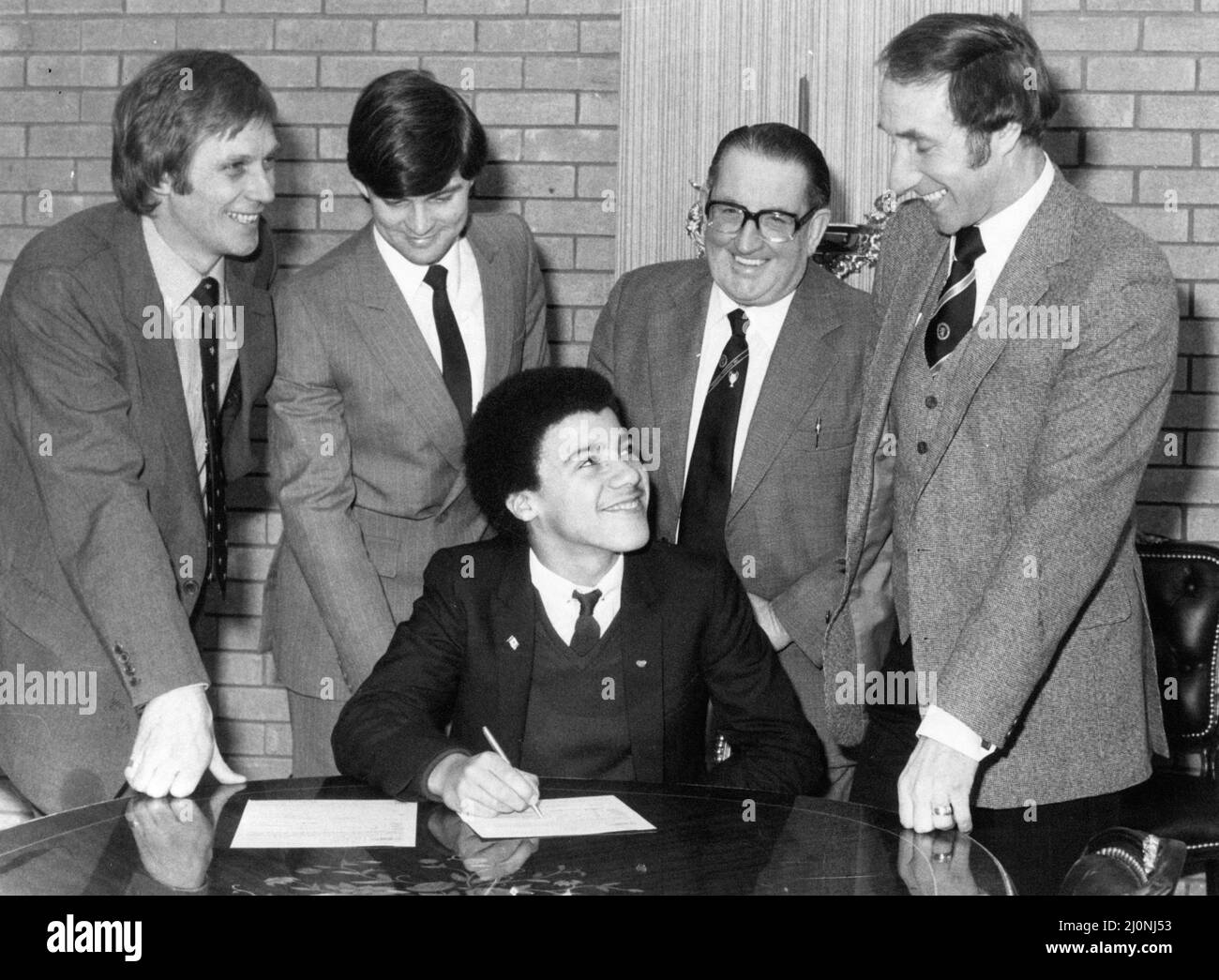 Mark Burke, Fußballspieler im Schoolboy, 14 Jahre alt, Schüler der St Edmund Campion School, Erdington, unterschrieb heute, am Samstag, den 12.. Februar 1983, die dazugehörigen Schuljungen-Formulare für Aston Villa. Ebenfalls abgebildet, rechts, Tony Barton, Villa Manager. Stockfoto