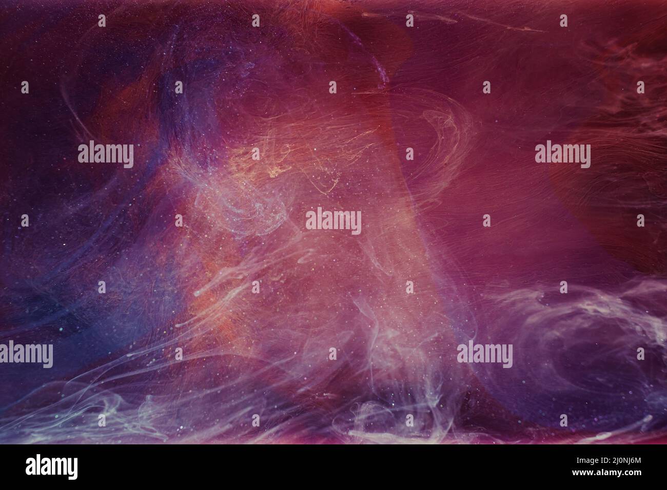 Fließender Rauch Hintergrund Fantasie wirbeln lila blau Stockfoto