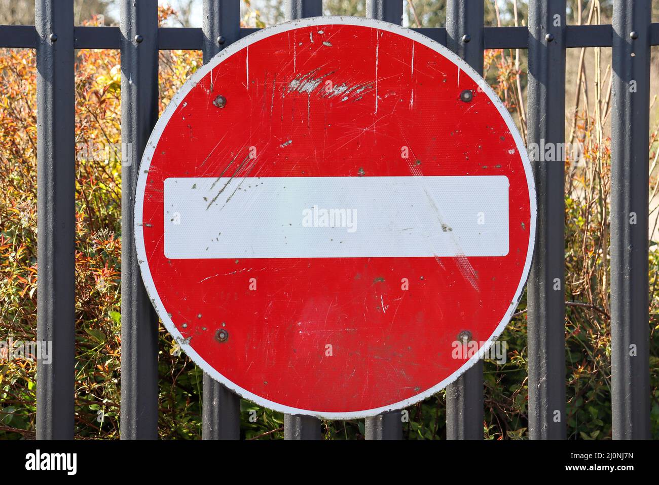 Beschädigtes kein Eintrittschild Stockfoto