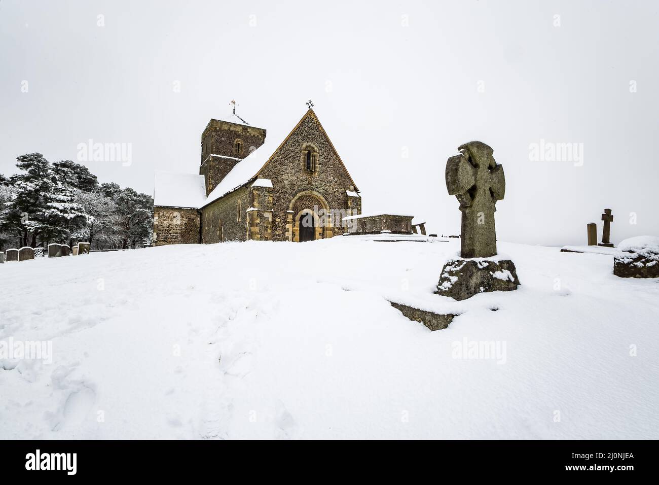 Erster Schnee in England Kirche St. Martha-on-the-Hill Surrey Europe Stockfoto